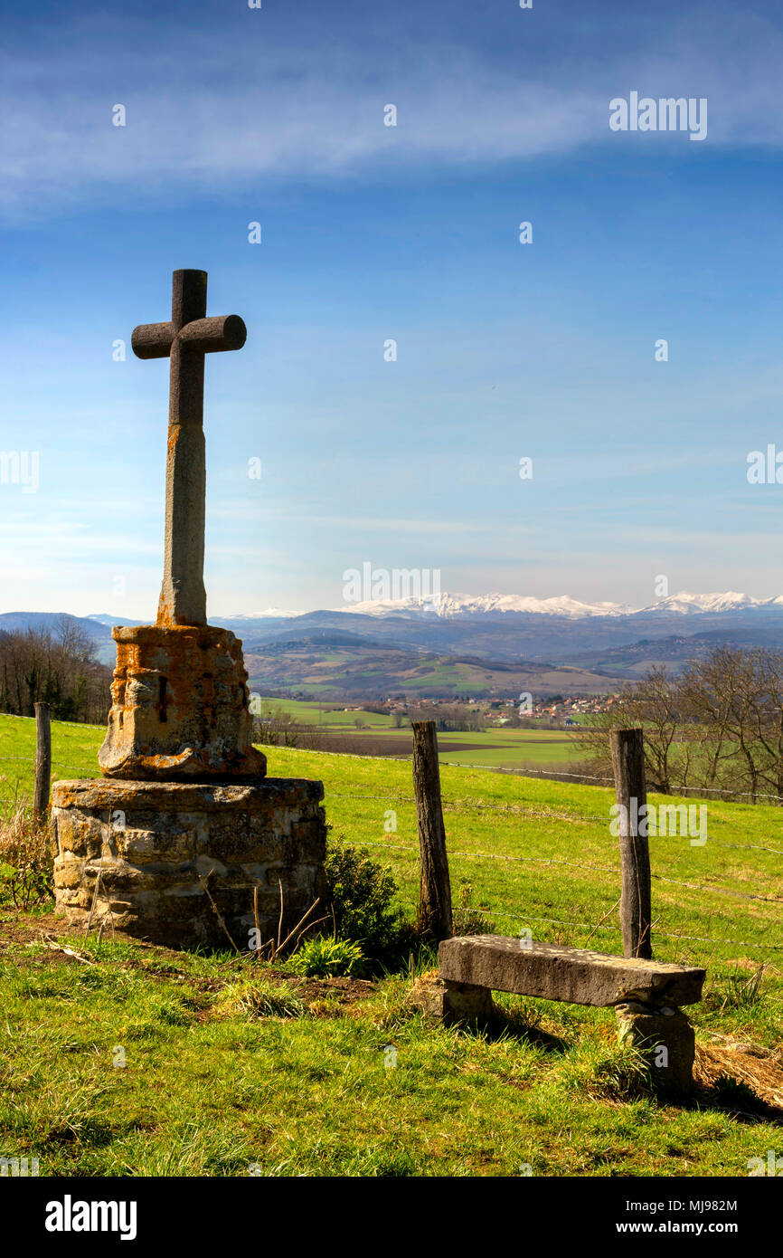 Percorso di pietra croce e vista sul massiccio del Sancy in inverno. Puy de Dome. Auvergne. Francia Foto Stock