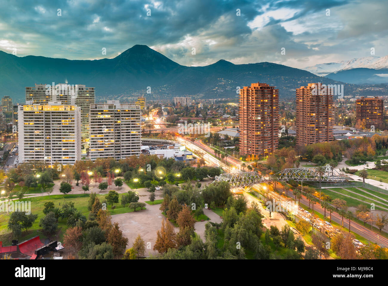 Vista in elevazione del Las Condes distretto in Santiago de Cile e Manquehue Avenue con Manquehue collina nella parte posteriore Foto Stock