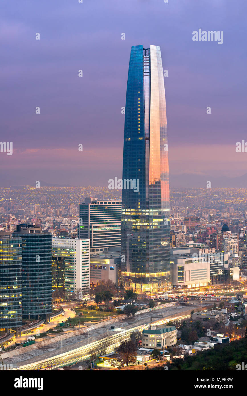 Vista panoramica della città di Santiago del Cile con edifici nel quartiere Providencia Foto Stock