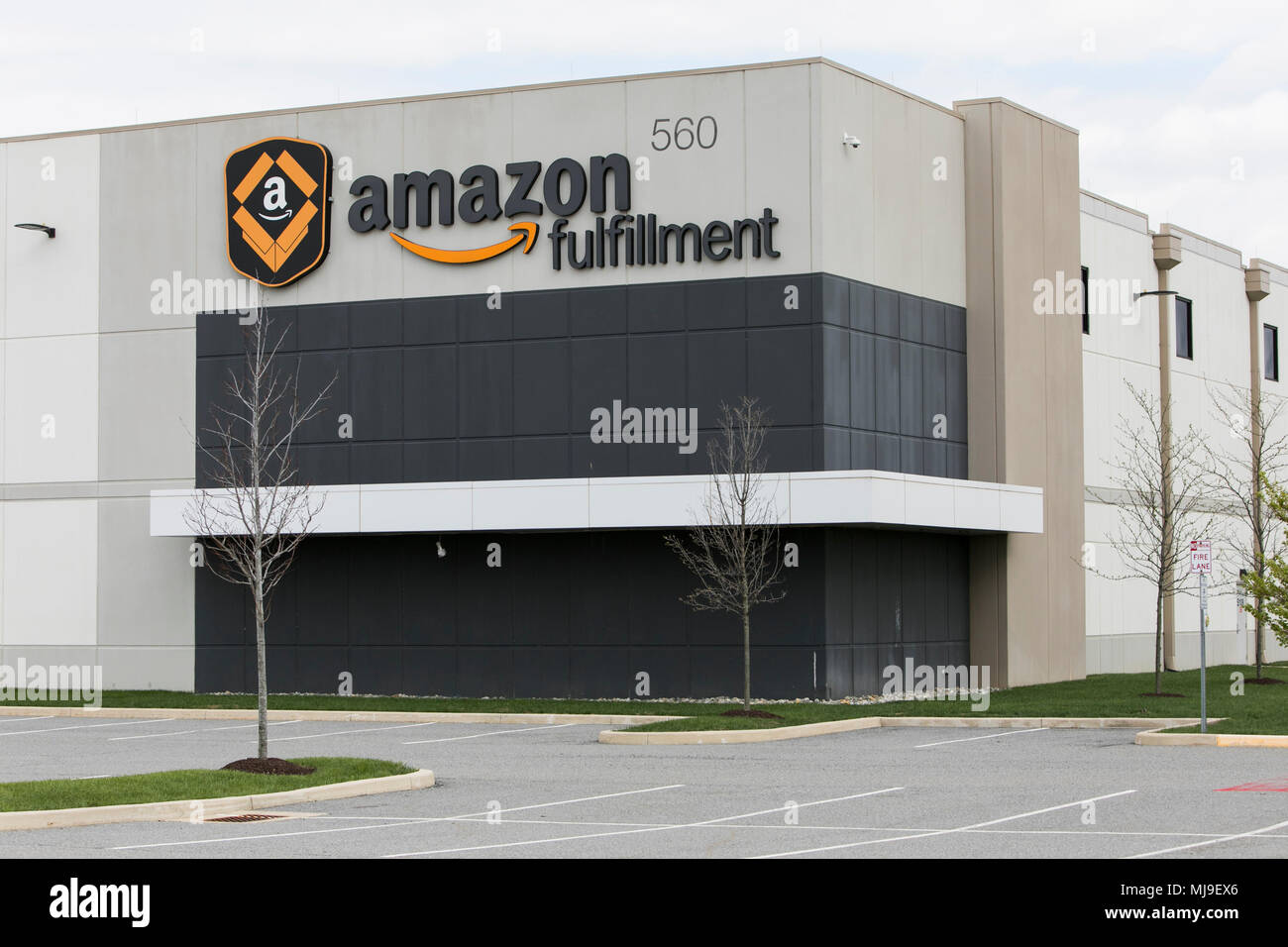 Un segno del logo al di fuori di un centro di distribuzione Amazon a Middletown, Delaware, il 29 aprile 2018. Foto Stock