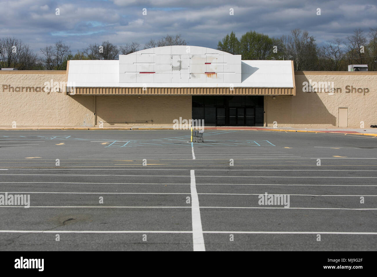 Il contorno di un logo segno a una ora chiusa grande Kmart store retail in Elkton, Maryland, il 29 aprile 2018. Foto Stock