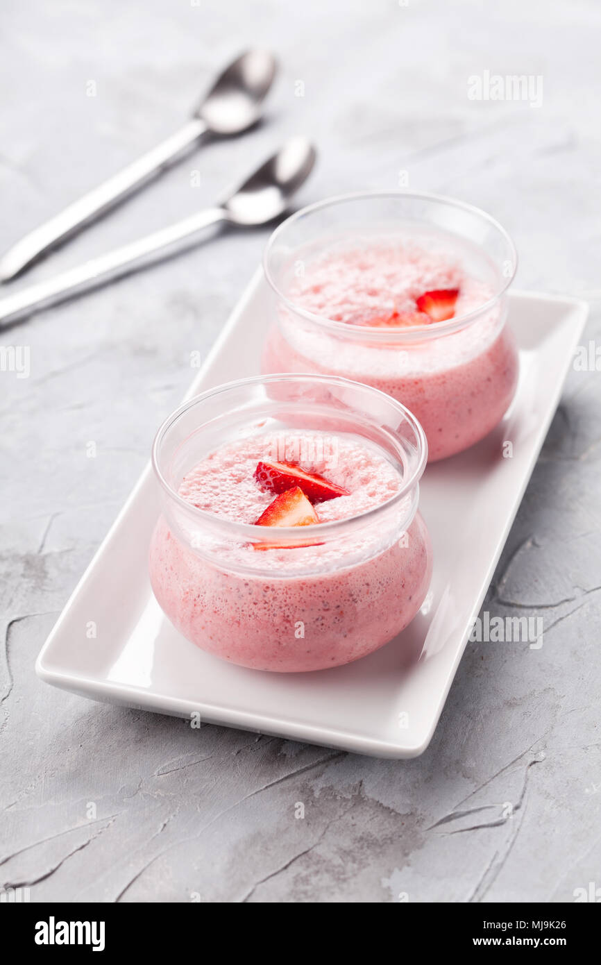 Paio di tazze di una casalinga mousse di fragola Foto Stock