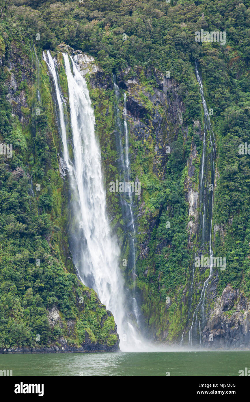Milford Sound Nuova Zelanda Milford Sound Stirling Falls cascate parco nazionale di Fiordland'Isola Sud della Nuova Zelanda nz fjordland national park nz Foto Stock