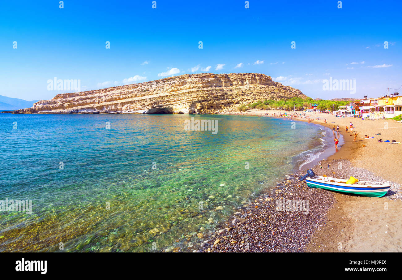La Spiaggia Di Matala Con Le Grotte Sulle Rocce Che Sono