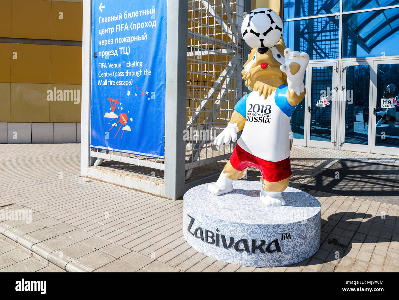 Samara, Russia - 2 Maggio 2018: Wolf Zabivaka, mascotte ufficiale del 2018 FIFA World Cup nei pressi della biglietteria ufficiale center nel centro commerciale Park House Samara Foto Stock