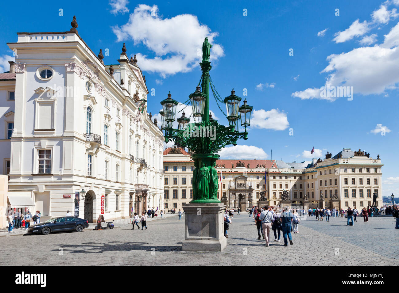 Litinová plynová lampa, Arcibiskupsky palac, Hradcanske namesti, Prazsky hrad (UNESCO), Praha, Ceska republika Foto Stock