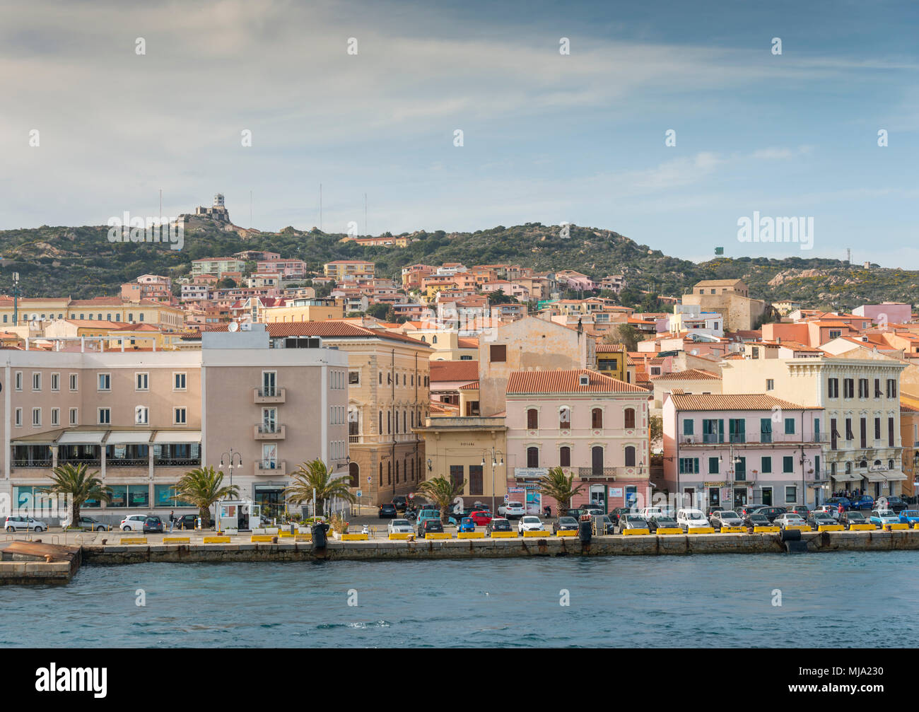 La Maddalena villaggio visto dall'acqua nell'isola della Maddalena, Sardegna, Italia, arrivate questa isola con il traghetto da Palua sull'italien isla Foto Stock