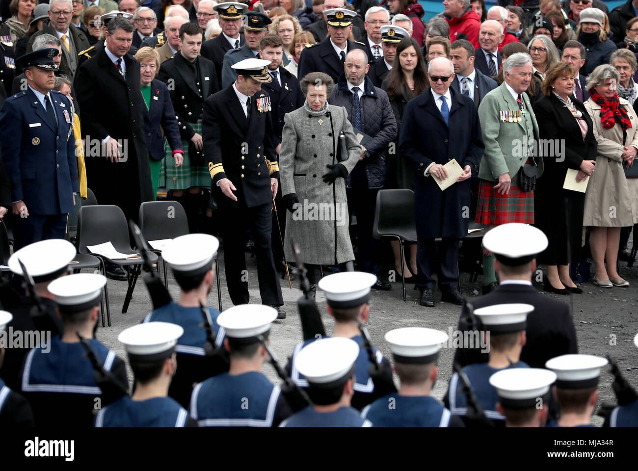 The Princess Royal arriva per una commemorazione il servizio presso il Memoriale di guerra in Port Ellen, Islay, per circa 700 Prima guerra mondiale i soldati che hanno perso la vita in seguito al naufragio della SS Tuscania e HMS Otranto entro otto mesi di ogni altro nel 1918 fuori della costa della piccola isola scozzese. Foto Stock