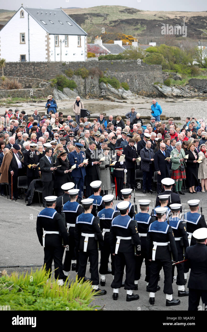 La Principessa Reale durante una commemorazione il servizio presso il Memoriale di guerra in Port Ellen, Islay, per circa 700 Prima guerra mondiale i soldati che hanno perso la vita in seguito al naufragio della SS Tuscania e HMS Otranto entro otto mesi di ogni altro nel 1918 fuori della costa della piccola isola scozzese. Foto Stock