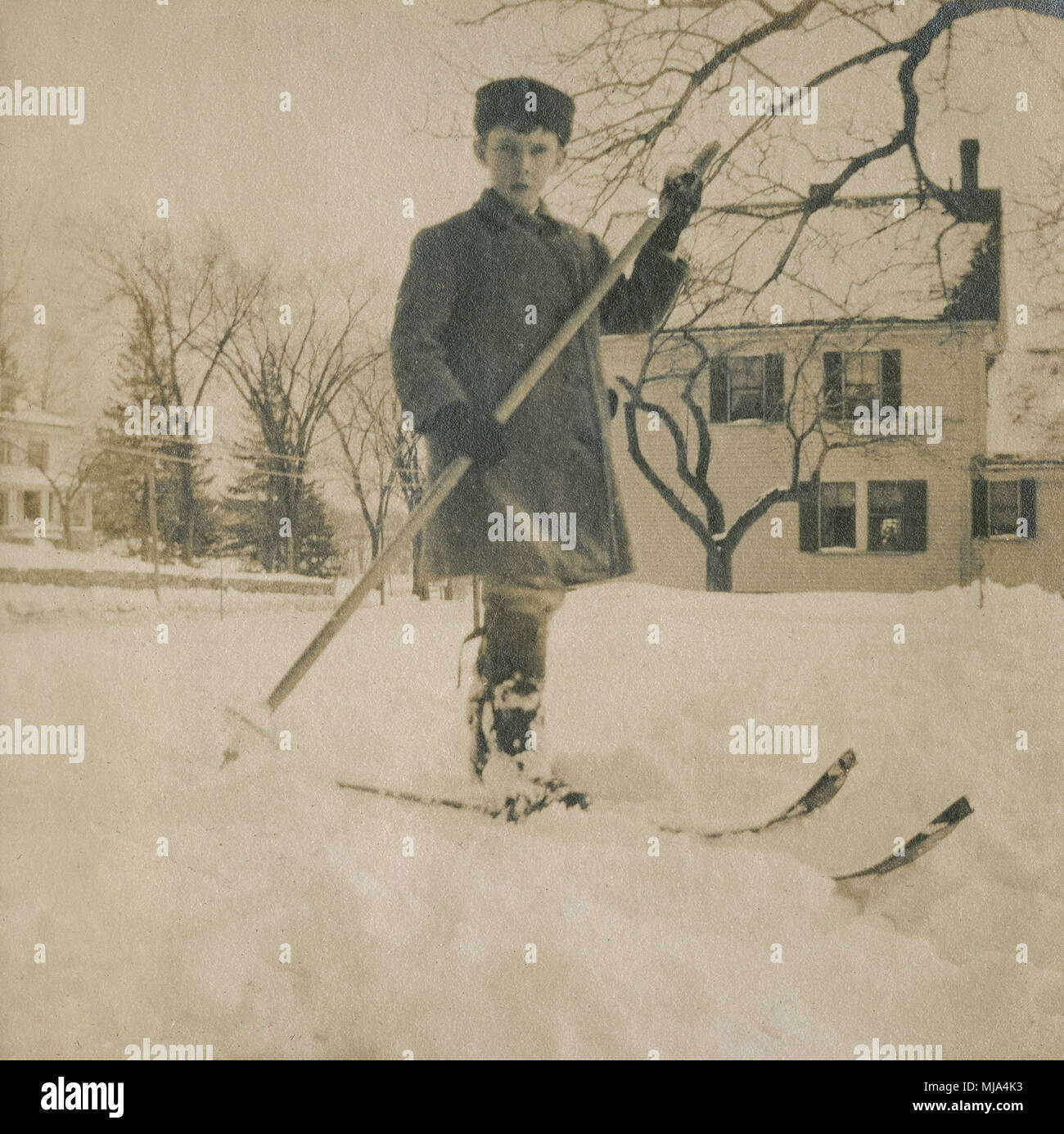 Antique c1908 la fotografia del ragazzo in inverno con gli sci e sci pole. Posizione sconosciuta, probabilmente la Nuova Inghilterra, Stati Uniti d'America. Fonte: originale stampa fotografica. Foto Stock