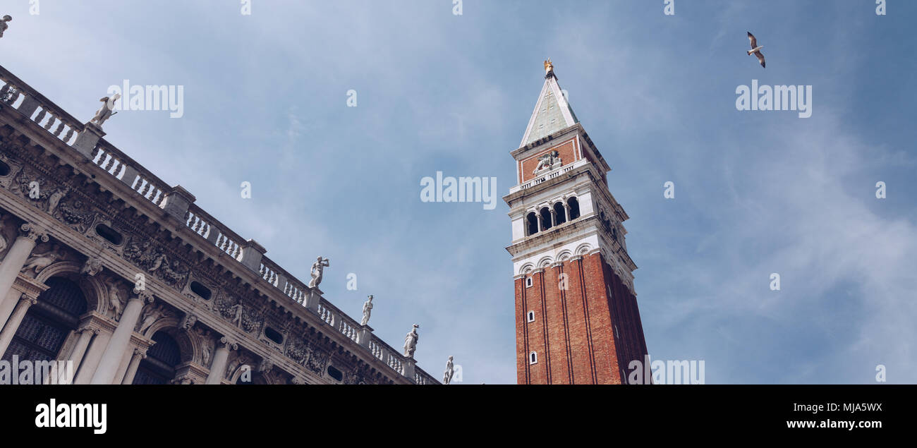 Banner un ampio angolo di visione di San Marco o in piazza san marco al tramonto a Venezia - Italia. Foto Stock