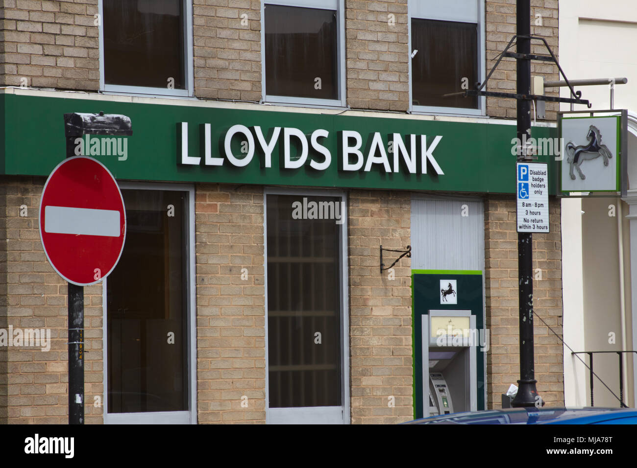 La filiale locale di Lloyds Bank in Bath Road, Cheltenham, Gloucestershire. Foto Stock