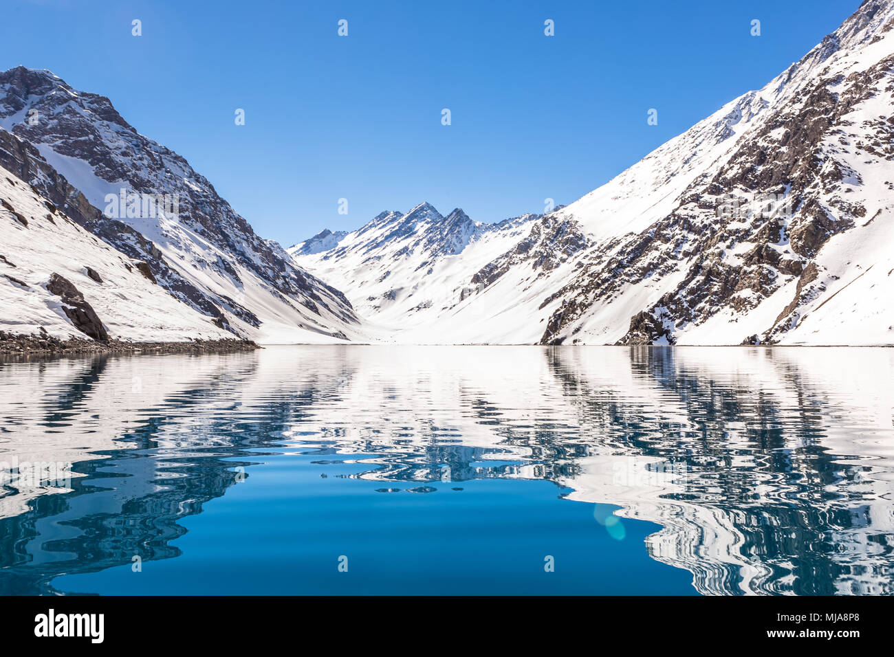 Sci in Cile in una giornata di sole con un sacco di neve. Sud America. Foto Stock