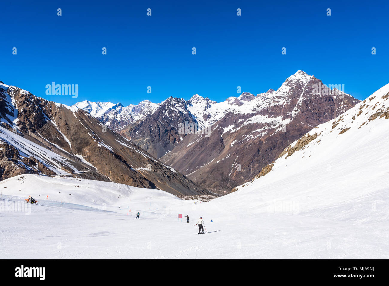 Sci in Cile in una giornata di sole con un sacco di neve. Sud America. Foto Stock