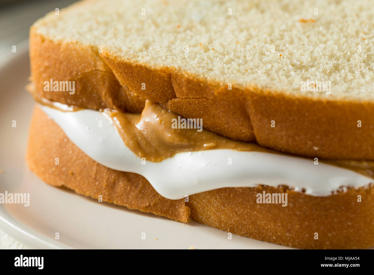 In casa Fluffernutter Marshmallow sandwich al burro di arachidi per bambini Foto Stock