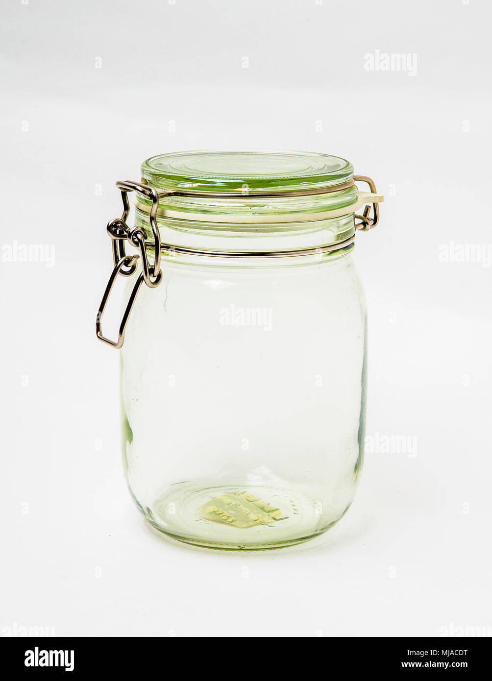 Vaso di vetro con serratura metallica su sfondo bianco Foto Stock