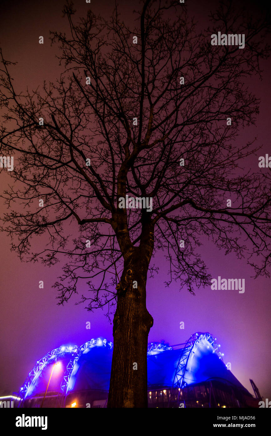 Struttura retroilluminata davanti a Colonia Musical Dome, Colonia, Germania Foto Stock