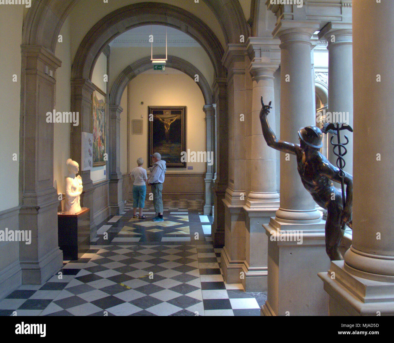 Galleria interna di Kelvingrove Art Gallery and Museum con la statua di Hermes e di san Giovanni della Croce artwork dipinto di Salvador Dali Foto Stock