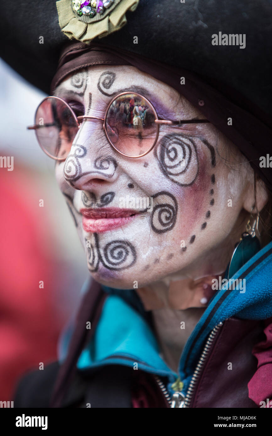 Rose lunedì sfilata di carnevale a Colonia, Germania Foto Stock