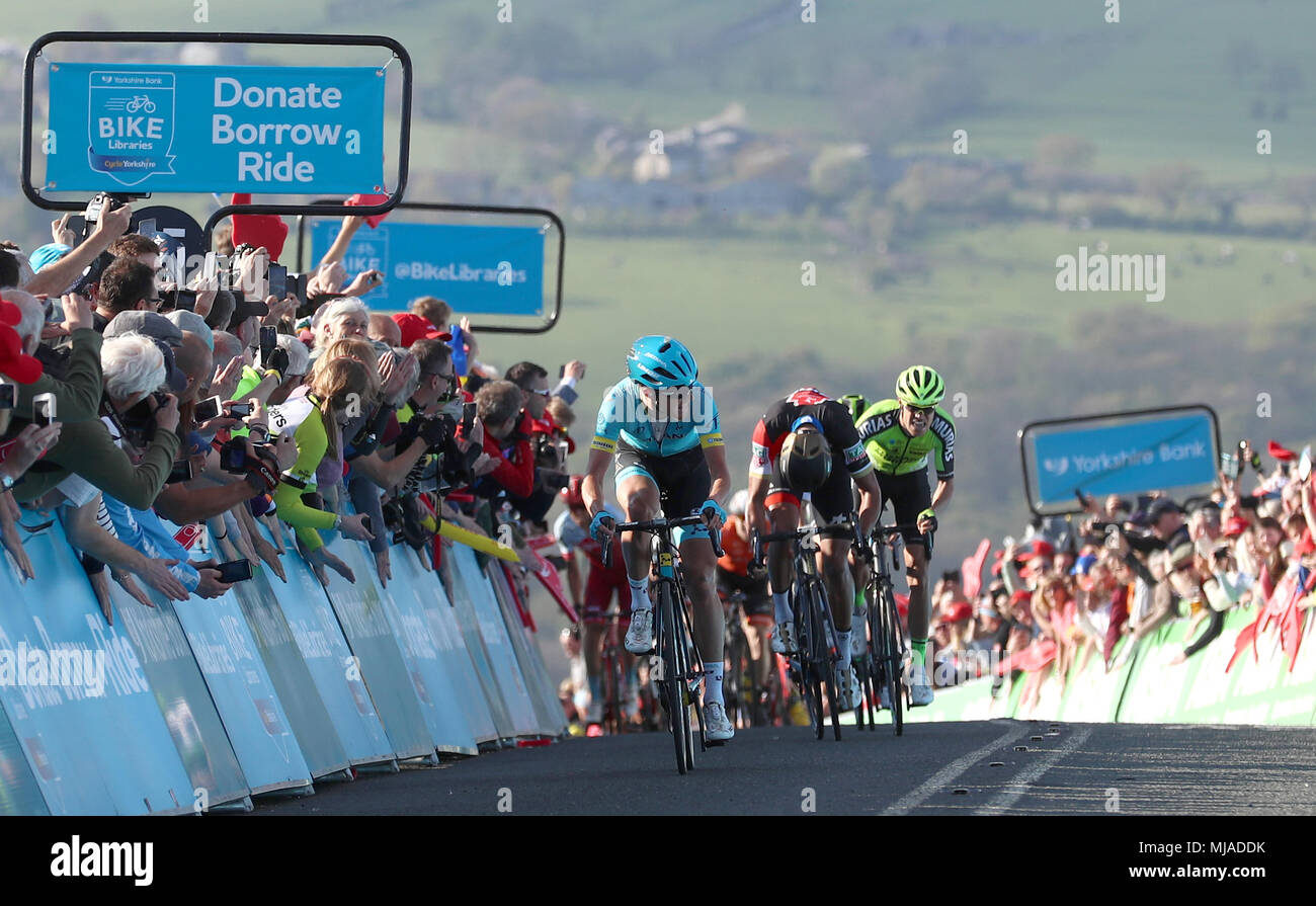 Astana Pro Team di Magnus Cort controlli sulla sua spalla prima di attraversare la linea in primo luogo al traguardo della fase due al latte di mucca e di vitello, vicino a Ilkley, durante il giorno due del Tour de Yorkshire da Barnsley a Ilkley. Foto Stock