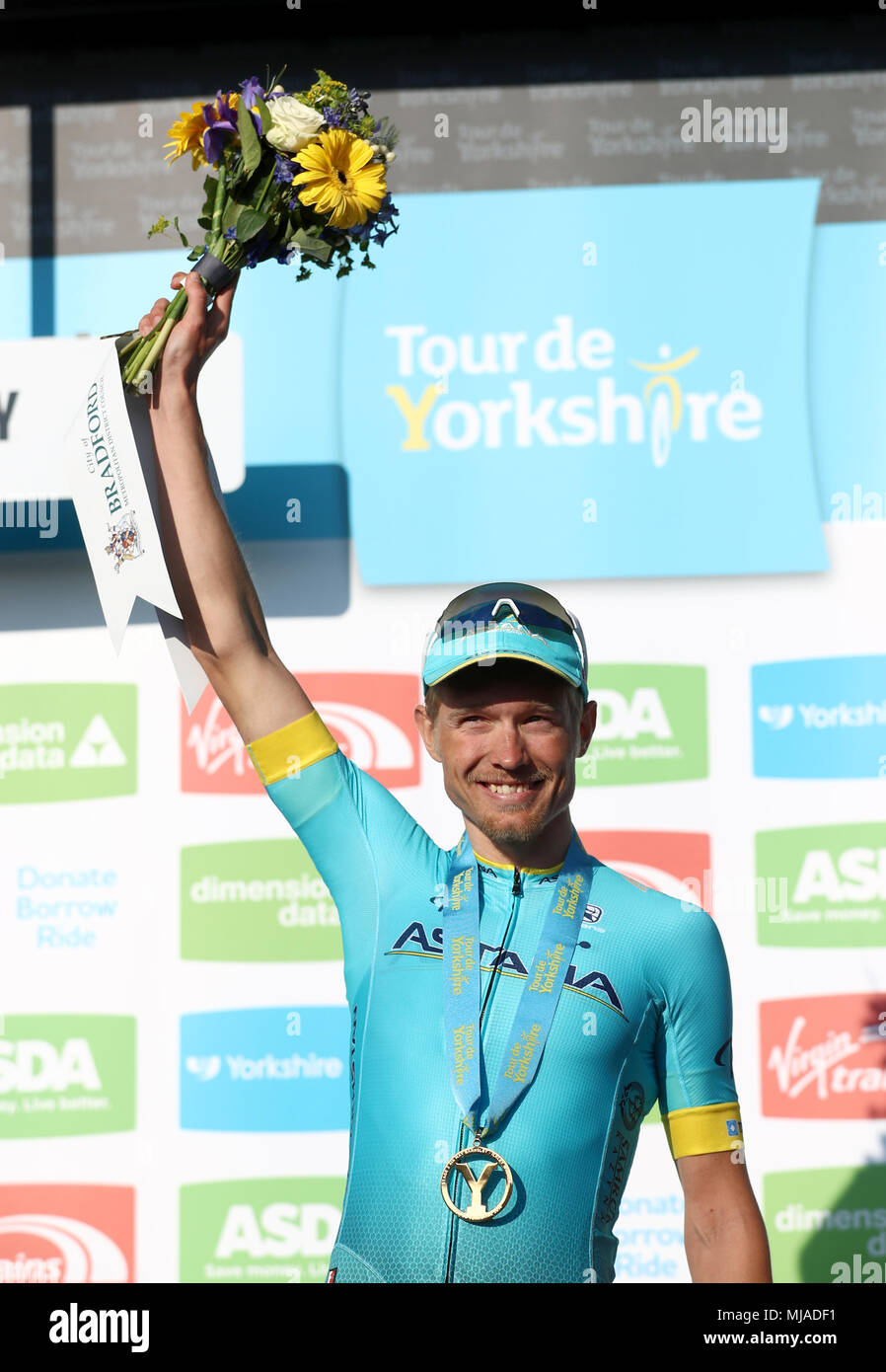 Vincitore di tappa ad Astana Pro Team di Magnus Cort sul podio della fase due al latte di mucca e di vitello, vicino a Ilkley, durante il giorno due del Tour de Yorkshire da Barnsley a Ilkley. Foto Stock