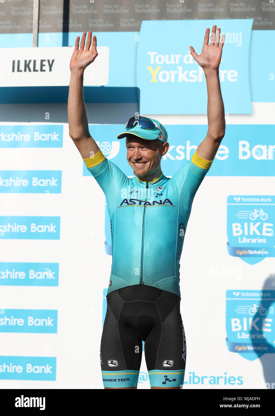 Vincitore di tappa ad Astana Pro Team di Magnus Cort sul podio della fase due al latte di mucca e di vitello, vicino a Ilkley, durante il giorno due del Tour de Yorkshire da Barnsley a Ilkley. Foto Stock