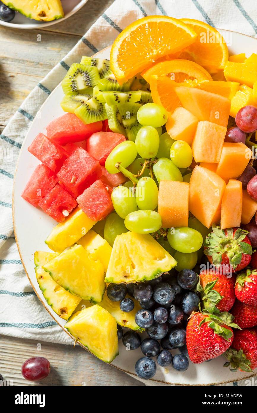 Materie organiche piatto di frutta con bacche di meloni e uva Foto Stock
