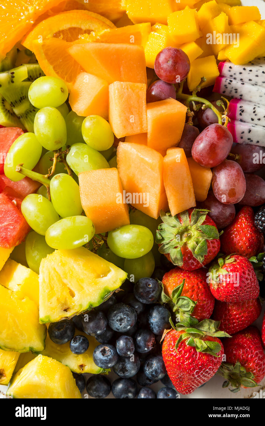 Materie organiche piatto di frutta con bacche di meloni e uva Foto Stock