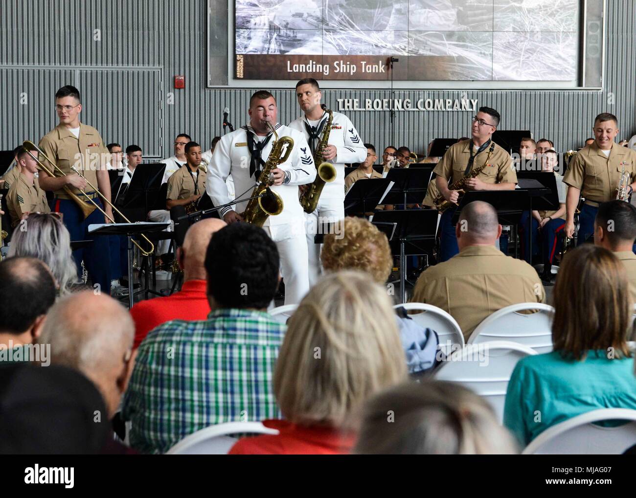 La Navy Region Southeast Band e la Marine Forces Reserve Band sono unità musicali militari ufficiali degli Stati Uniti che offrono spettacoli cerimoniali e pubblici. Il 23 aprile 2018, le band si esibirono al National World War II Museum durante la settimana della Marina di New Orleans mentre navi provenienti da più nazioni erano ormeggiate in centro per il Tricentenario della città. L'immagine di archivio documenta l'esecuzione musicale congiunta. Foto Stock