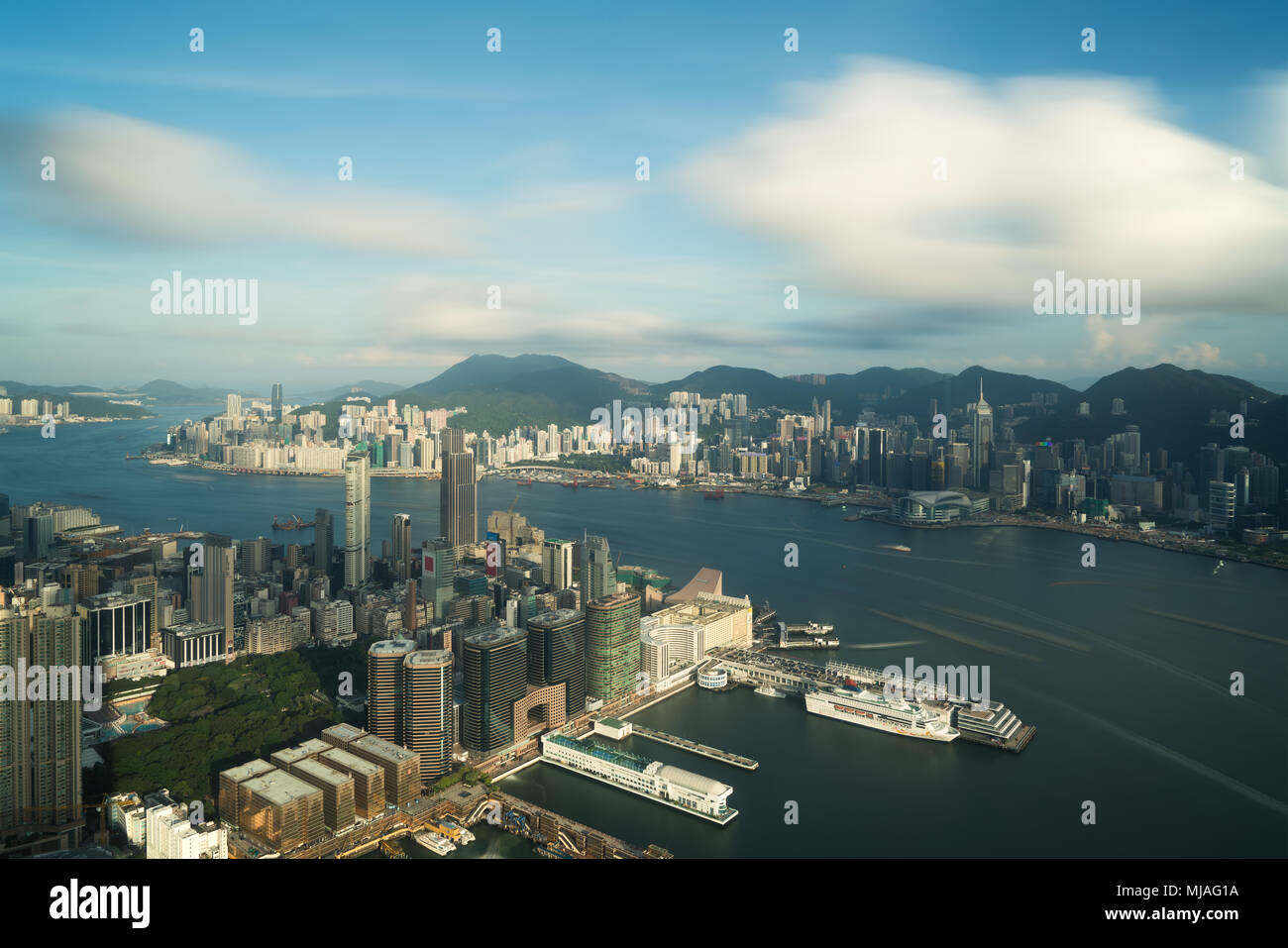 Vista aerea della skyline di Hong Kong e del porto di Victoria con il blu del cielo di Hong Kong. Asia. Foto Stock