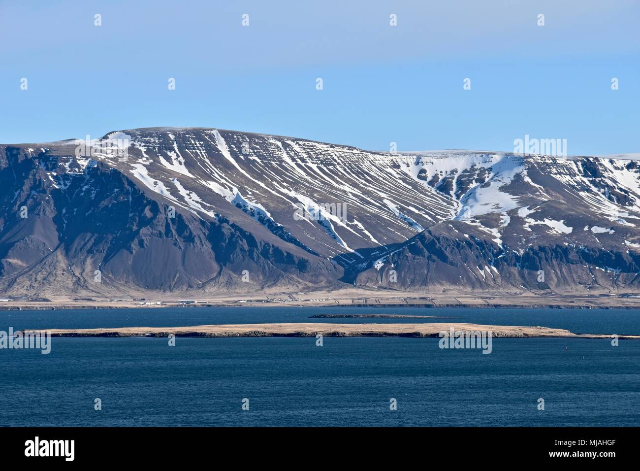 Reykjavik Islanda, montagna, mare, montagne innevate, 2018 Foto Stock