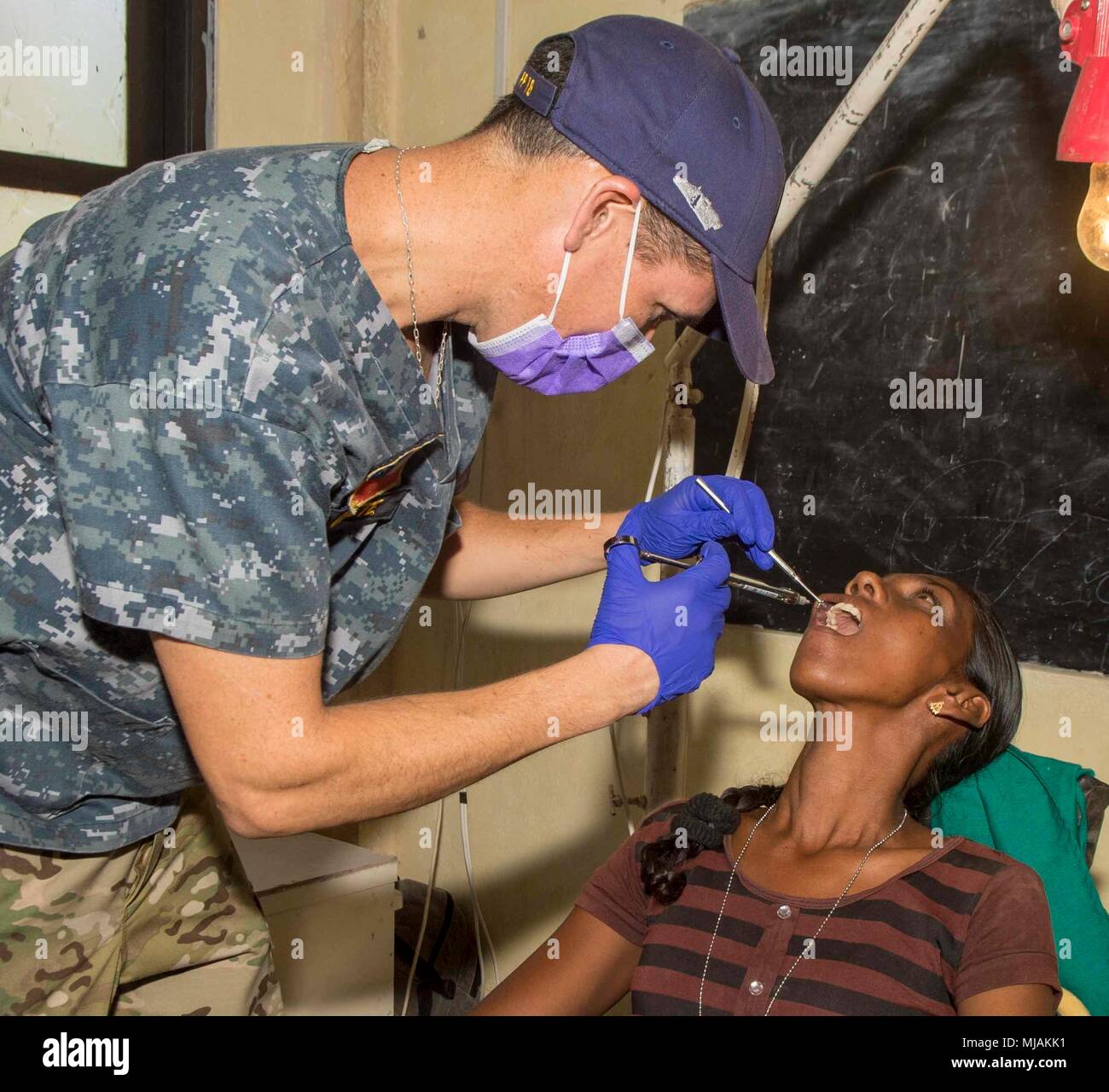 180427-N-NH TRINCOMOLEE199-0120, Sri Lanka (27 aprile 2018) Lt. La Cmdr. Jaime Gaete, marina cilena, anestetici amministra un dello Sri Lanka paziente prima dell'estrazione di un dente durante una cooperativa health exchange a sostegno del Partenariato Pacifico 2018 (PP18). PP18's missione è lavorare collettivamente con host e nazioni partner per migliorare l'interoperabilità a livello regionale di emergenza e capacità di risposta, aumentare la stabilità e la sicurezza nella regione e favorire la nascita di nuove e durature amicizie in tutta la regione Indo-Pacifico. Pacific Partnership, ora nel suo tredicesimo iterazione, è la più grande multinazionale annuale Foto Stock