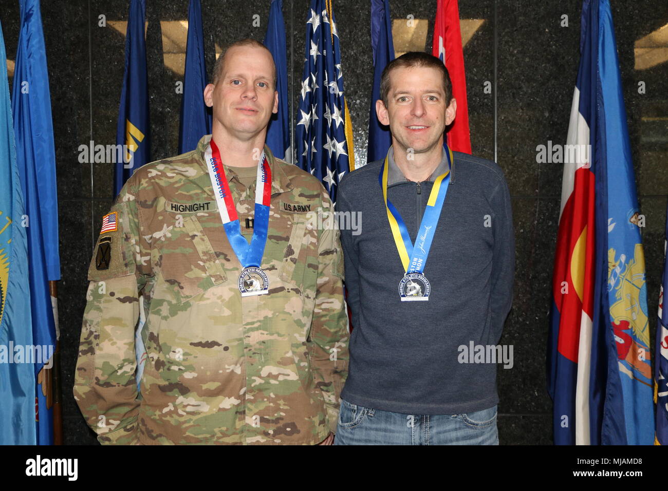 Il cap. Ryan Hignight, U.S. Esercito di ingegneri, Distretto di Omaha, Public Affairs Officer e Eric Vokt, USACE-Omaha, vice capo di parti, ciascuna indossare la loro 2018 Boston Athletic Association medal Aprile 20. Hignight completato la dura Ruck in concordia, Massachusetts e Vokt completato la Maratona di Boston. Entrambi gli eventi sono state condotte il secondo fine settimana del mese di aprile. Foto Stock