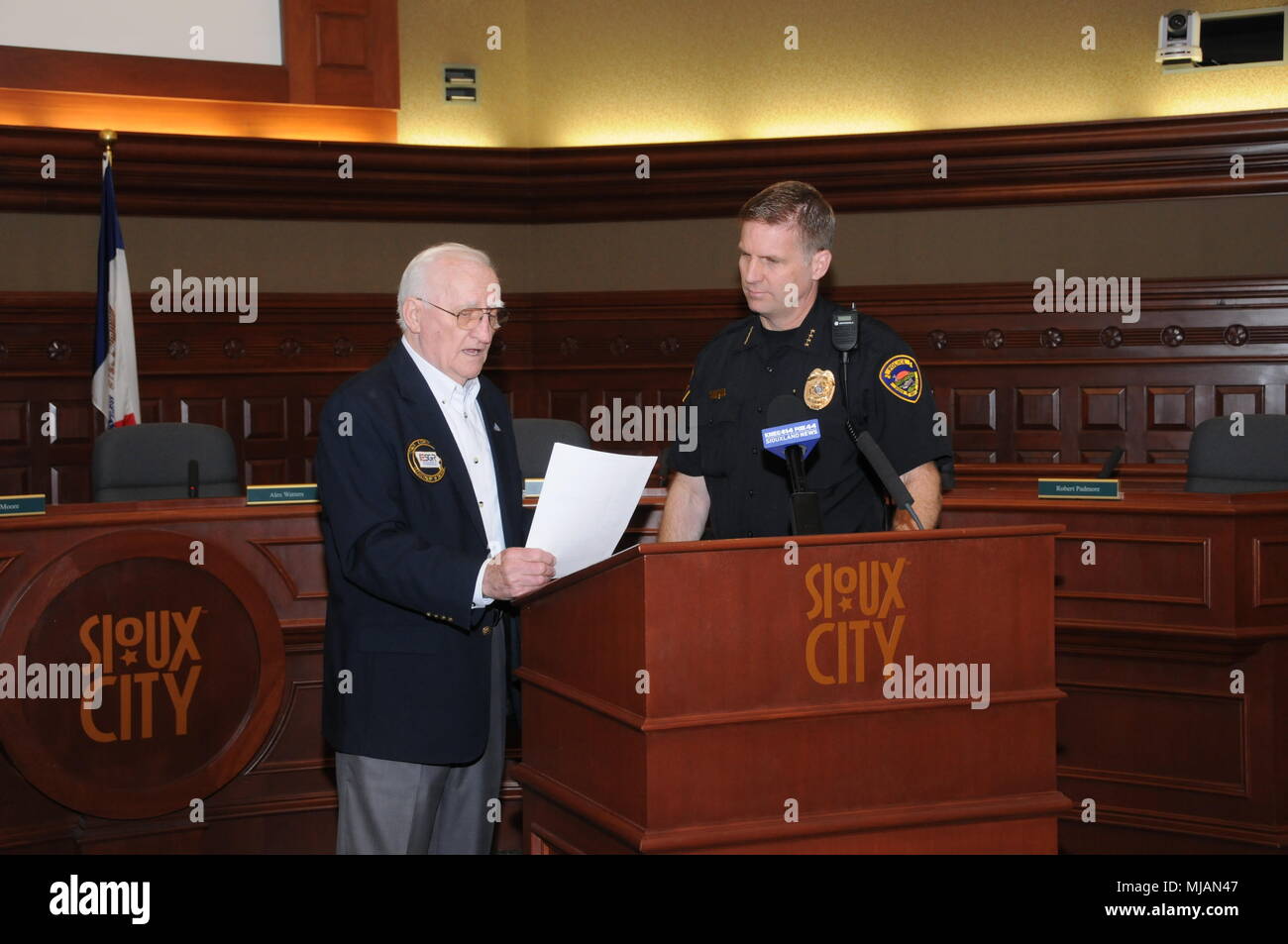 Col. Larry Harrington (Ret.), che rappresenta il supporto del datore di lavoro di guardia e di riserva, ESGR, presente il capo della polizia per la città di Sioux, Iowa Dipartimento di Polizia un premio patriottica per il suo supporto dei suoi funzionari che hanno implementato durante l'anno con il 185th Air Refuelling ala. La 124 officer dipartimento ha 13 ufficiali che sono anche membri dell'Iowa Air National Guard. (U.S. Air National Guard foto di Capt. Jeremy J. McClure/rilasciato) Foto Stock