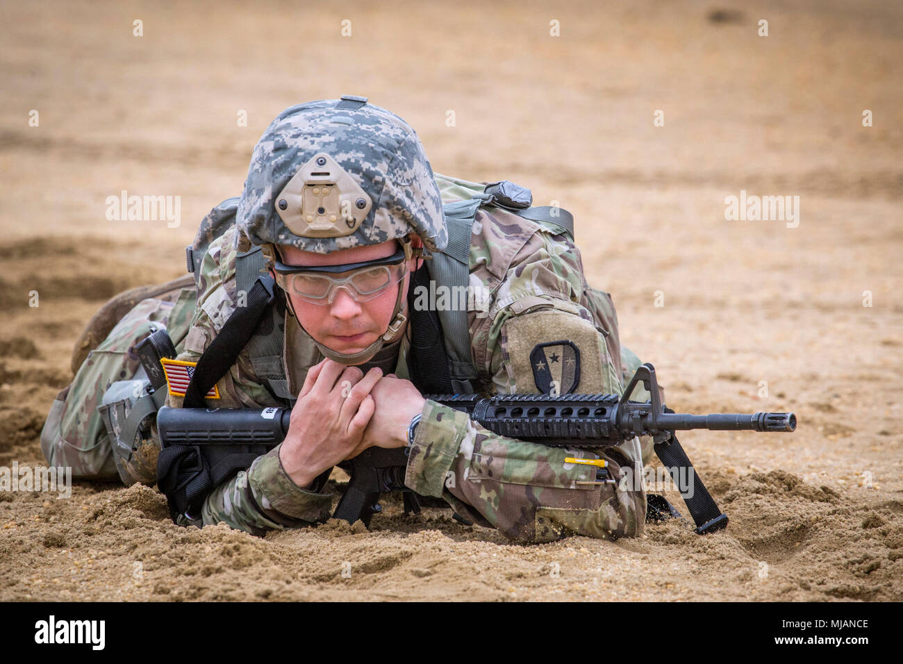 Stati Uniti Army Spc. Anatoliy Terentiev tenteranno di piazzarsi, 1-114th fanteria, esegue una ricerca per indicizzazione elevata durante il New Jersey esercito nazionale della guardia (NJARNG) guerriero migliore concorrenza a base comuneGuire-Dix Mc-Lakehurst, N.J., 25 aprile 2018. Sette soldati, un aviatore, e cinque sottufficiali gareggiato nella concorrenza, 24-26 Aprile, 2018. Il Soldato superiore e NCO andrà a competere nella regione 1 concorrenza contro la guardia nazionale truppe di sei nuovi Stati in Inghilterra e New York. Il miglior guerriero la concorrenza è un evento annuale che mette alla prova la loro abilità militare e di conoscenza, come pure la loro forma fisica e la resistenza. ( Foto Stock