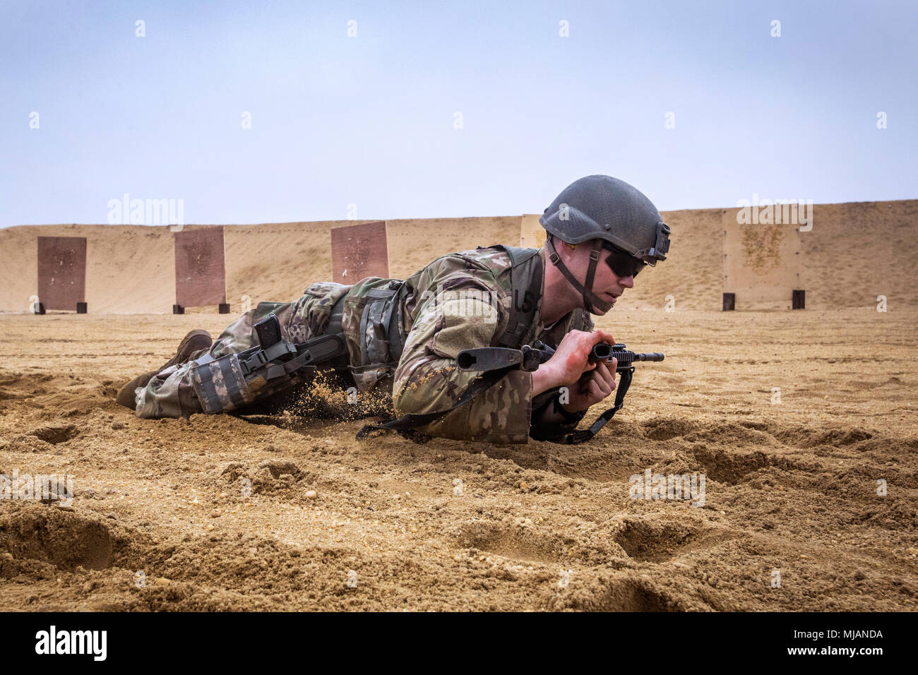 Stati Uniti Army Sgt. Scott Dorsey, 1-114th fanteria, esegue una ricerca per indicizzazione elevata durante il New Jersey esercito nazionale della guardia (NJARNG) guerriero migliore concorrenza a base comuneGuire-Dix Mc-Lakehurst, N.J., 25 aprile 2018. Sette soldati, un aviatore, e cinque sottufficiali gareggiato nella concorrenza, 24-26 Aprile, 2018. Il Soldato superiore e NCO andrà a competere nella regione 1 concorrenza contro la guardia nazionale truppe di sei nuovi Stati in Inghilterra e New York. Il miglior guerriero la concorrenza è un evento annuale che mette alla prova la loro abilità militare e di conoscenza, come pure la loro forma fisica e la resistenza. (Nuovo Je Foto Stock