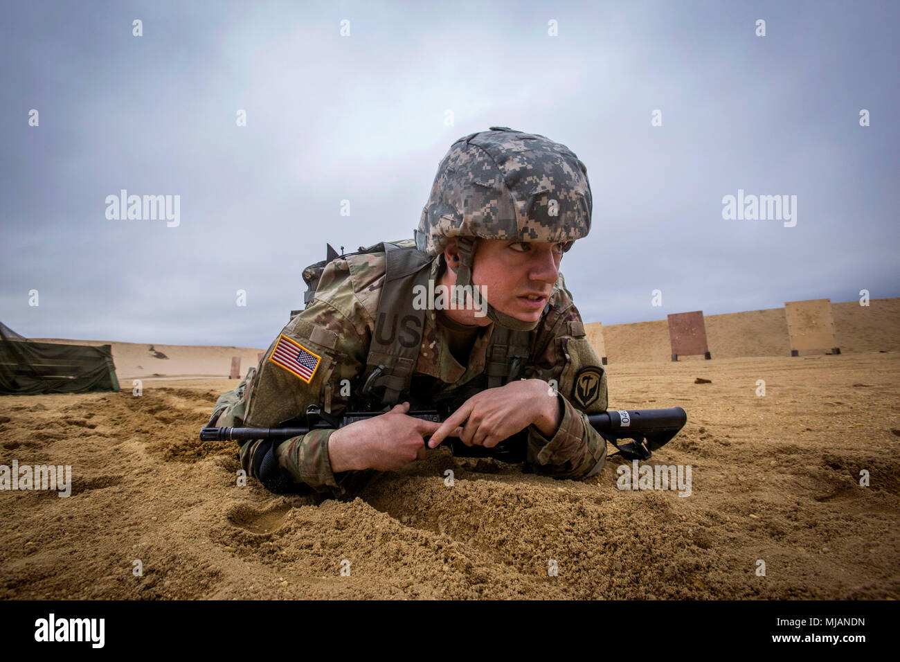 Stati Uniti Army Spc. Daniel Schouten, cinquantesimo Chemical Company, esegue una ricerca per indicizzazione elevata durante il New Jersey esercito nazionale della guardia (NJARNG) guerriero migliore concorrenza a base comuneGuire-Dix Mc-Lakehurst, N.J., 25 aprile 2018. Sette soldati, un aviatore, e cinque sottufficiali gareggiato nella concorrenza, 24-26 Aprile, 2018. Il Soldato superiore e NCO andrà a competere nella regione 1 concorrenza contro la guardia nazionale truppe di sei nuovi Stati in Inghilterra e New York. Il miglior guerriero la concorrenza è un evento annuale che mette alla prova la loro abilità militare e di conoscenza, come pure la loro forma fisica e la resistenza. Foto Stock