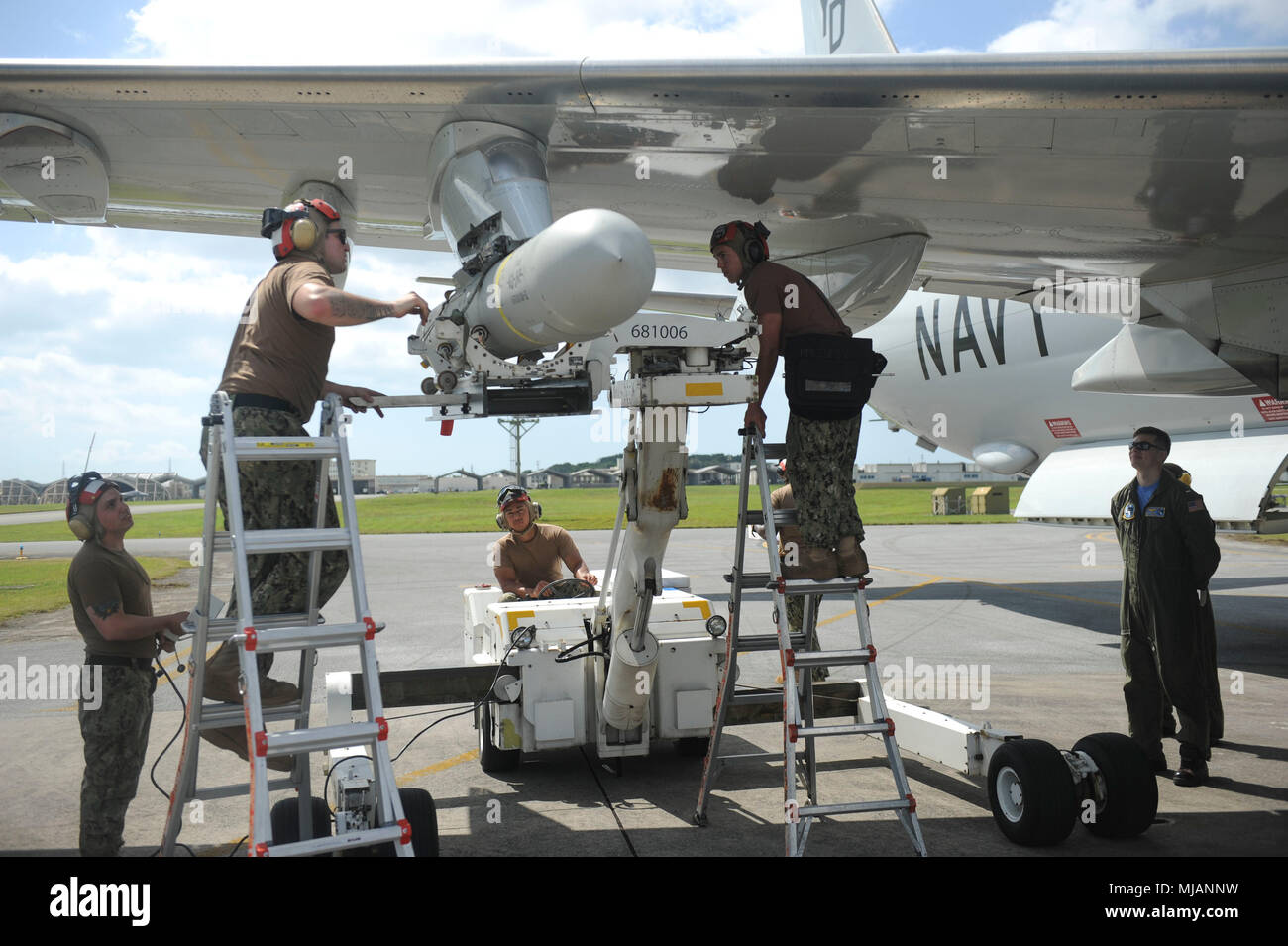 180426-N-CR843-147 Okinawa, in Giappone (26 aprile 2018) velisti assegnati per il 'Skinny draghi' di Patrol Squadron (VP) 4 utilizzare un MHU-83 munizioni unità di manipolazione per caricare un modulo AGM-84D Harpoon missile su una P-8A Poseidon aeromobile durante un esercizio di competenza a Kadena Air Base a Okinawa, Giappone. VP-4 è distribuito negli Stati Uniti 7 flotta area di operazione conducendo intelligence, sorveglianza e ricognizione e Anti-Submarine Warfare missioni, così come la fornitura di dominio marittimo consapevolezza in tutto l'Indo-Pacifico regione. (U.S. Foto di Marina di Massa lo specialista di comunicazione 2a classe Juan S. Sua/rele Foto Stock