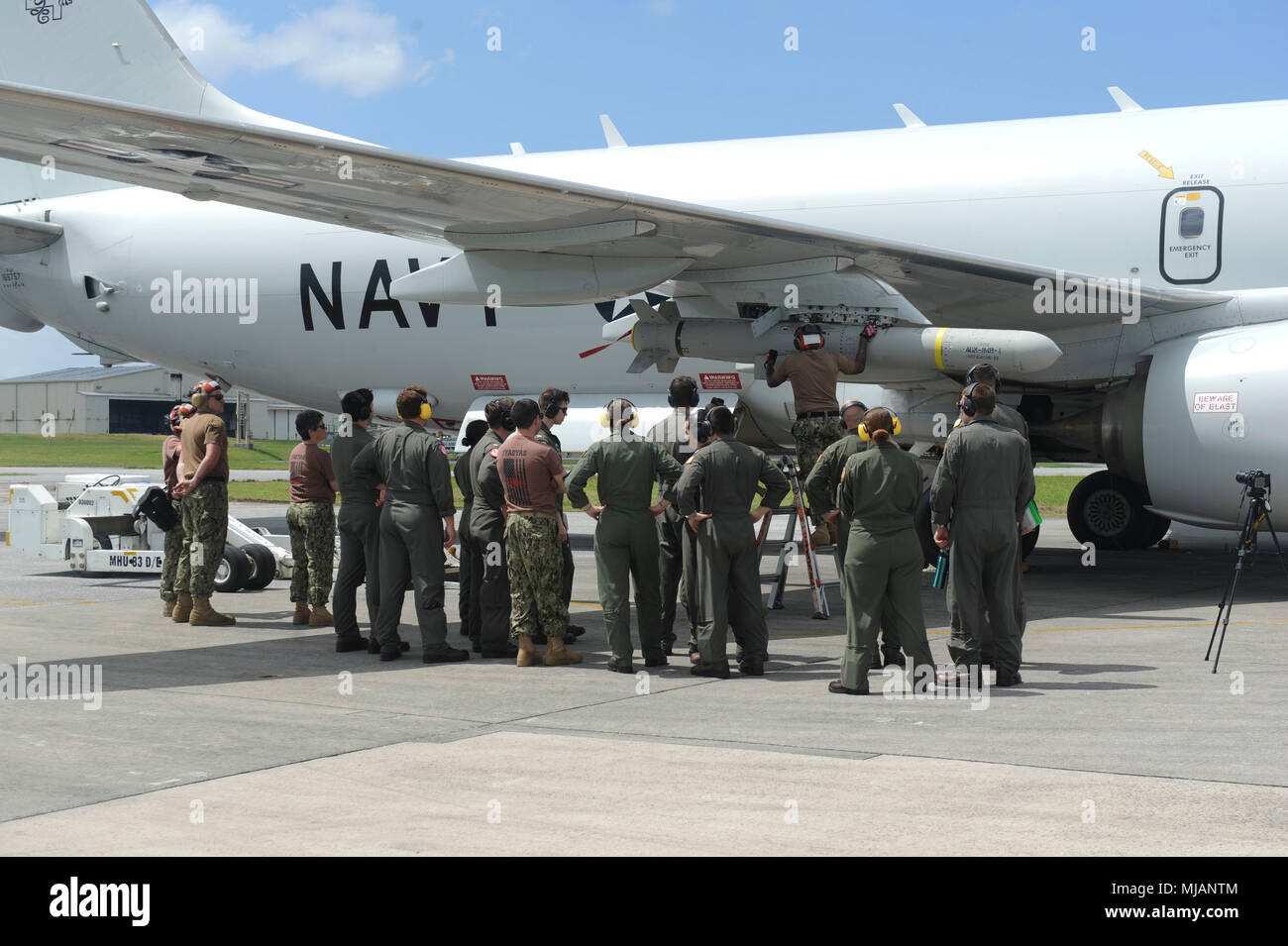 180426-N-CR843-204 Okinawa, in Giappone. (26 aprile 2018) velisti assegnati per Patrol Squadron (VP) 4 osservare Aviation Ordnancemen 1a classe Jamar Evans eseguire il controllo finale di un AGM-84D Harpoon missile onloaded per un P-8A Poseidon aeromobile durante un esercizio di competenza sulla Kadena Air Base, Okinawa, in Giappone. VP-4 è attualmente distribuito negli Stati Uniti 7 flotta area di operazione conducendo intelligence, sorveglianza e ricognizione (ISR) e Anti-Submarine Warfare (ASW) missioni, nonché fornendo il dominio marittimo consapevolezza in tutto il Indo-Asia-regione del Pacifico. (U.S. Foto di Marina di Massa Commun Foto Stock