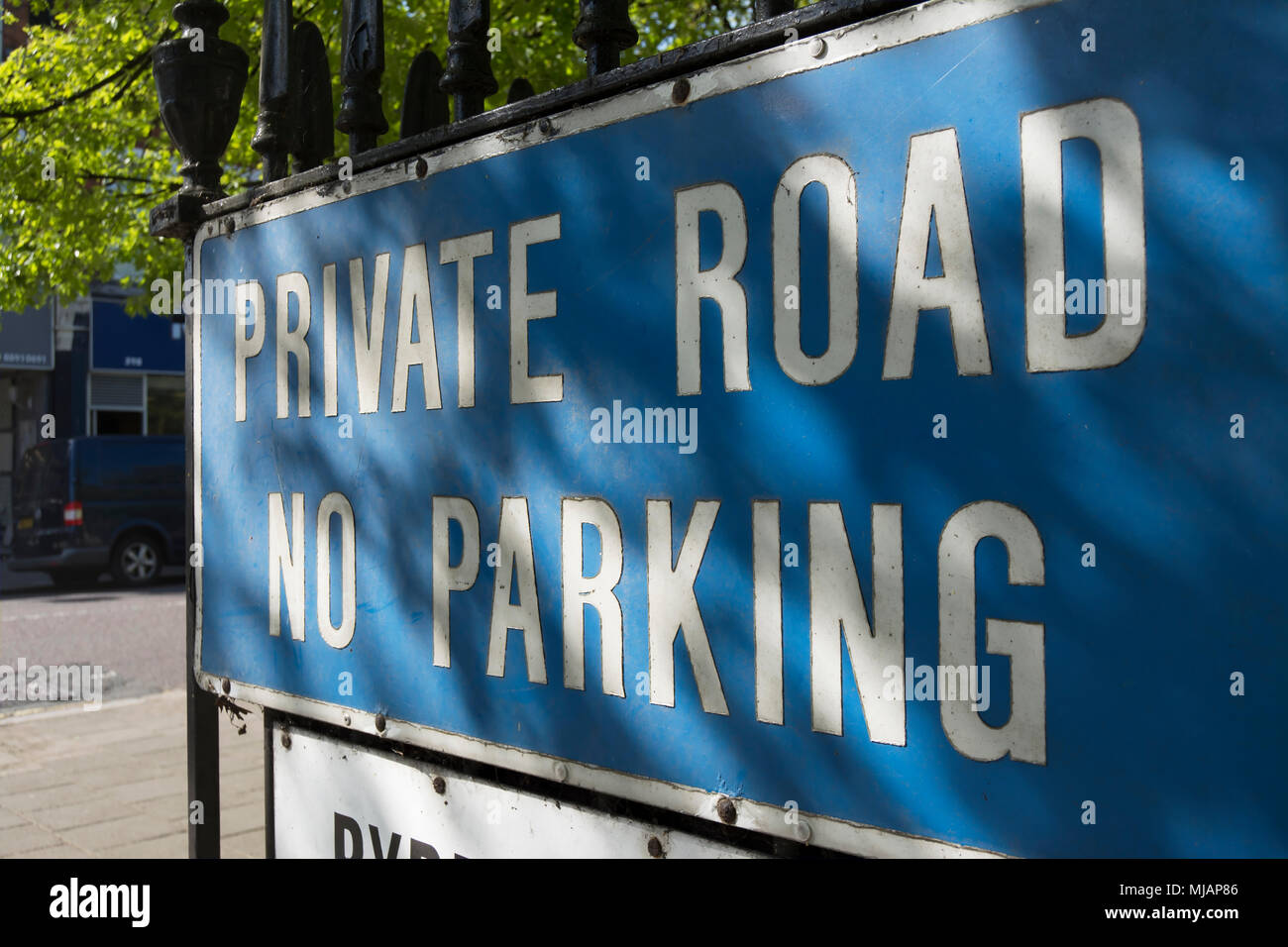 Strada privata parcheggio non firmare a Twickenham, middlesex, Inghilterra Foto Stock