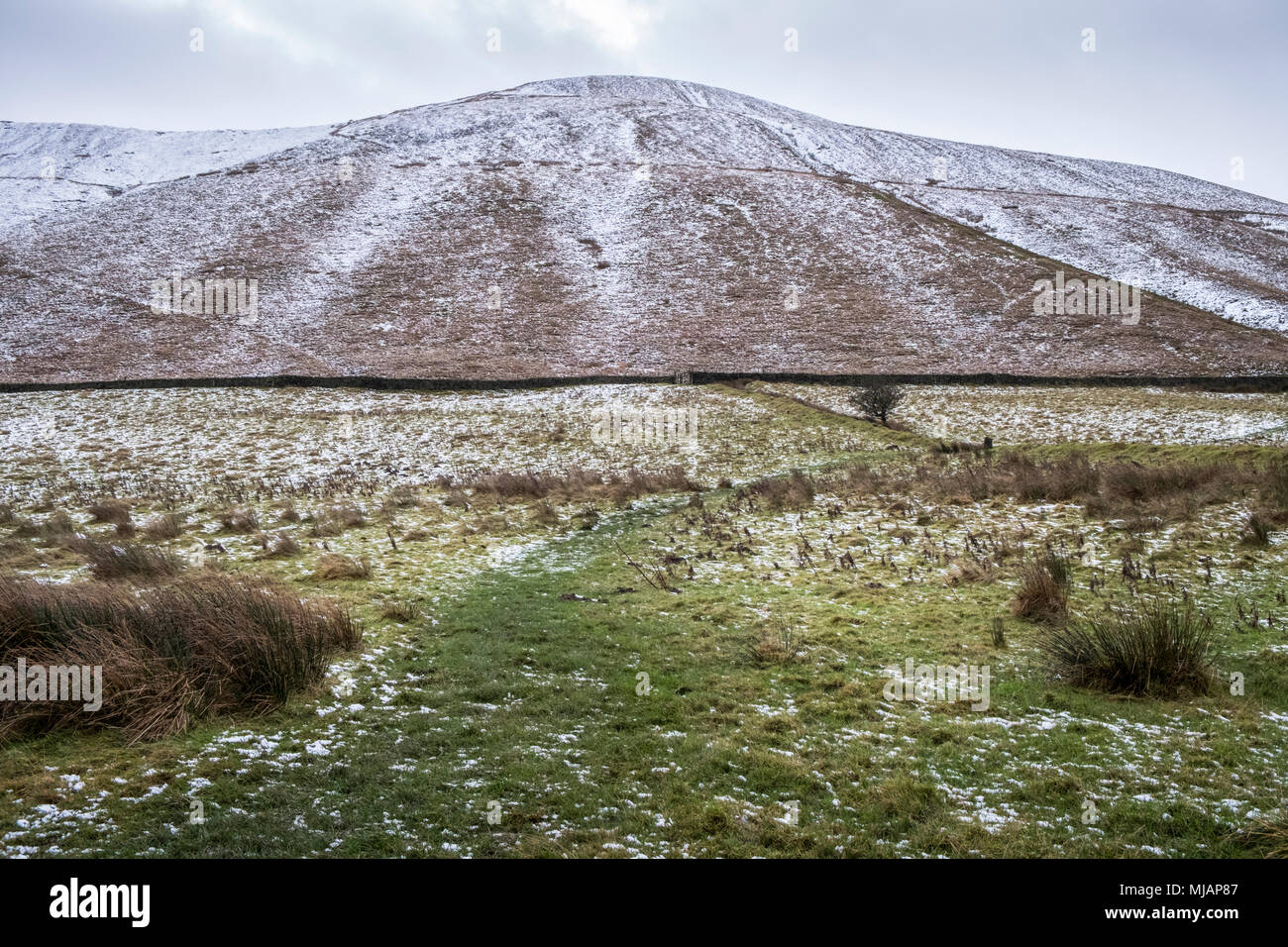 Un freddo novembre campagna in scena con la collina e la neve. Il lato nord di Rushup Edge, vale di Edale, Derbyshire, Peak District, England, Regno Unito Foto Stock