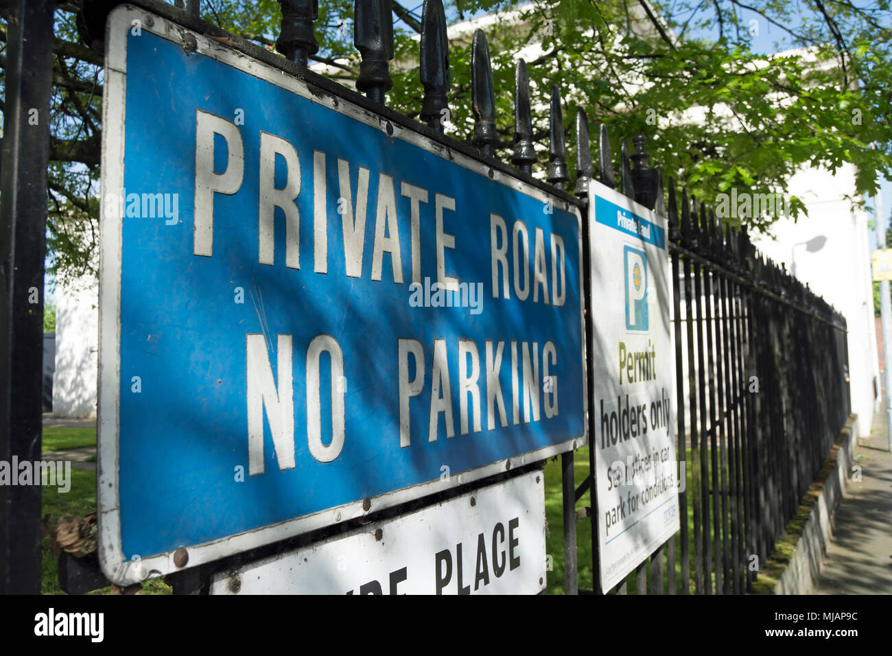 Strada privata parcheggio non firmare a Twickenham, middlesex, Inghilterra Foto Stock