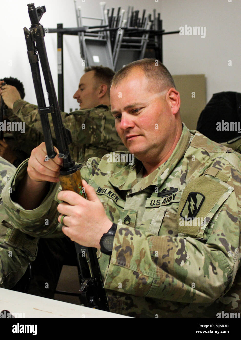 Il personale Sgt. Eric Walker, un fante, con la società C, 2d battaglione, 198th Armor reggimento, disassembla un AK-47 fucile vicino a Camp McGregor, N.M., 27 aprile 2018. Egli è uno dei circa 80 soldato che sono stati selezionati per partecipare a una forza di sicurezza advisor training. (U.S. Esercito nazionale Guard foto di Sgt. La Bretagna Johnson). Foto Stock