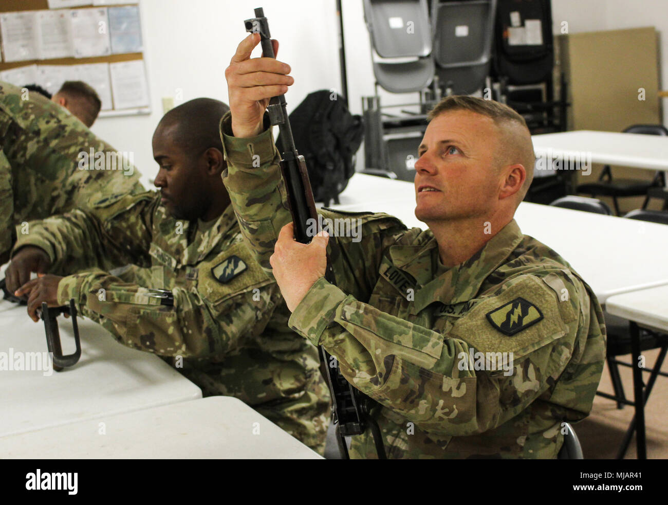 Il personale Sgt. Edward amore, un camionista, con la società A, 106ª Battaglione di supporto, ricompone un AK-47 fucile vicino a Camp McGregor, N.M., 27 aprile 2018. Egli è uno dei circa 80 soldato che sono stati selezionati per partecipare a una forza di sicurezza advisor training. (U.S. Esercito nazionale Guard foto di Sgt. La Bretagna Johnson). Foto Stock