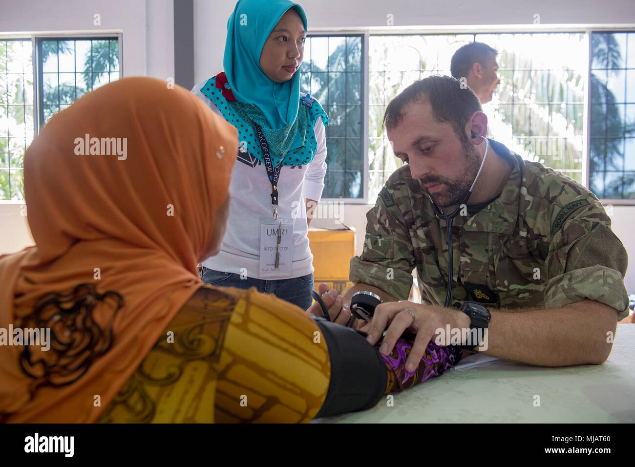 180429-N-ZW825-0064 TAWAU, Malaysia (29 aprile 2018) Royal Navy Petty Officer assistente medico David Nicholl, assegnato al partenariato Pacifico 2018 (PP18), prende una lettura della pressione arteriosa durante una salute cooperativa impegno a sostegno del PP18 missione Tawau di arresto, 29 aprile. PP18's missione è lavorare collettivamente con host e nazioni partner per migliorare l'interoperabilità a livello regionale di emergenza e capacità di risposta, aumentare la stabilità e la sicurezza nella regione e favorire la nascita di nuove e durature amicizie in tutta la regione Indo-Pacifico. Pacific Partnership, ora nel suo tredicesimo iterazione, è il più grande Foto Stock