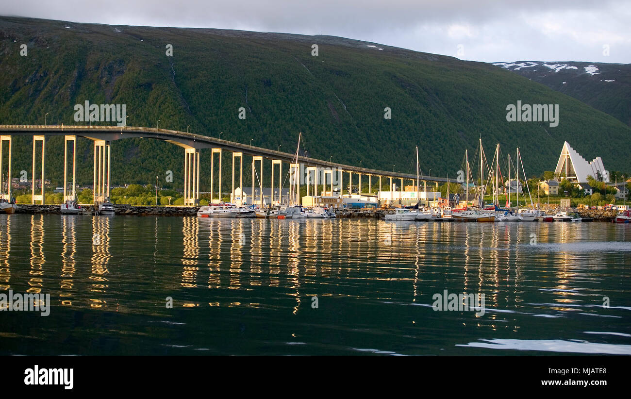 Vista spettacolare sul porto di Tromsoe in primavera, Norvegia settentrionale, Scandinavia, Europa Foto Stock