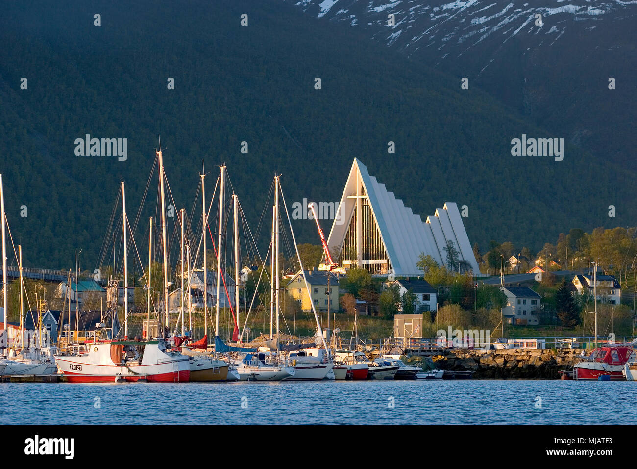 Spettacolare vista sul porto di Tromsoe con la famosa ichesea Chapeln primaverile, la Norvegia settentrionale, la Scandinavia, l'Europa Foto Stock