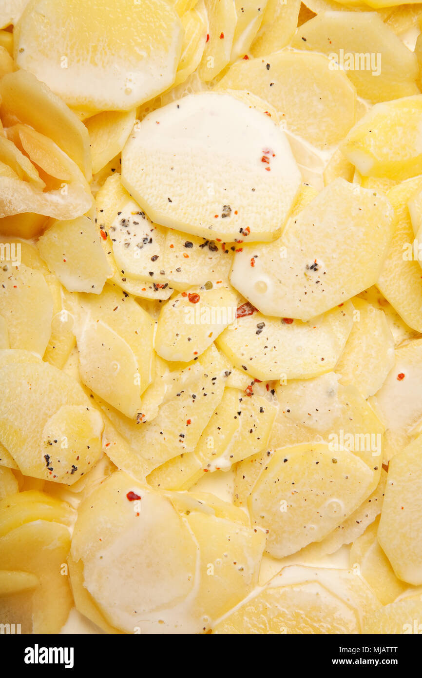 Fette di patate raw in vetreria pronto per cucinare Foto Stock