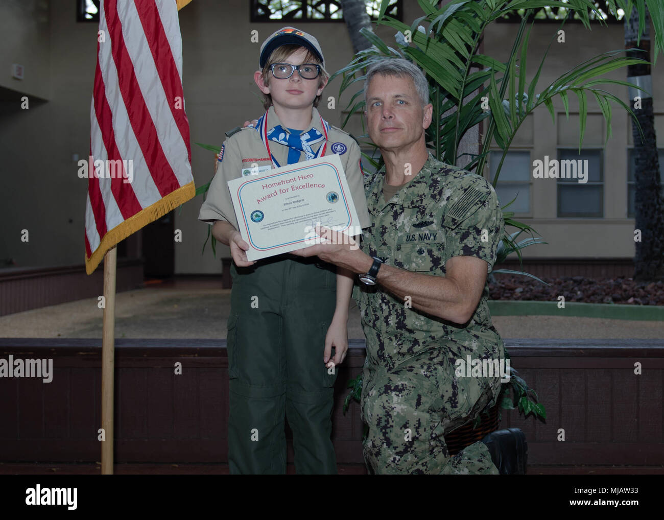 180426-N-ND356-0074 PEARL HARBOR (apr. 26, 2018) - Un eroe Homefront Premio beneficiario riceve un certificato premio da Capt. Jeff Bernard, comandante della base comune Harbor-Hickam perla, durante l'eroe Homefront cerimonia presso un militare e il sostegno della famiglia centro a base comune Harbor-Hickam perla. Il Homefront Hero Award è stato creato in un supporto del mese del bambino militare. (U.S. Foto di Marina di Massa lo specialista di comunicazione di terza classe Jessica O. Blackwell) Foto Stock