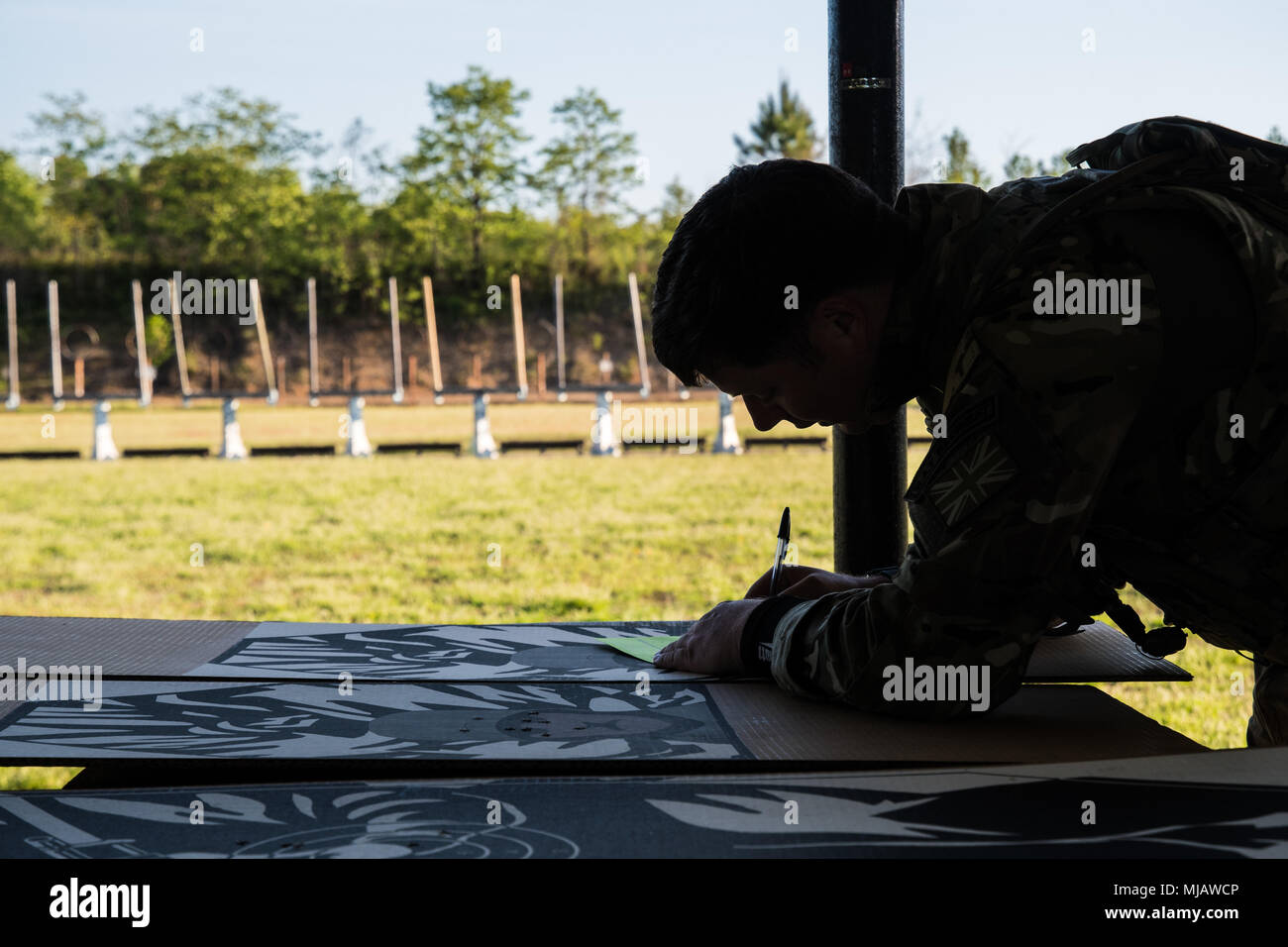 British Royal Air Force soldato obiettivi di punteggi per la quarantasettesima Winston P. Wilson (WPW) e 27 Forze Armate specialità con bracci soddisfare (AFSAM) alla manovra di Robinson Training Center, Ark. Gli eventi annuali, ospitato da La Guardia Nazionale precisione di tiro Training Center (NGMTC), Servicemembers offerta da La Guardia Nazionale e la comunità internazionale un'opportunità di mettere alla prova le abilità abilità di tiro in una battaglia-ambiente mirato. Foto Stock